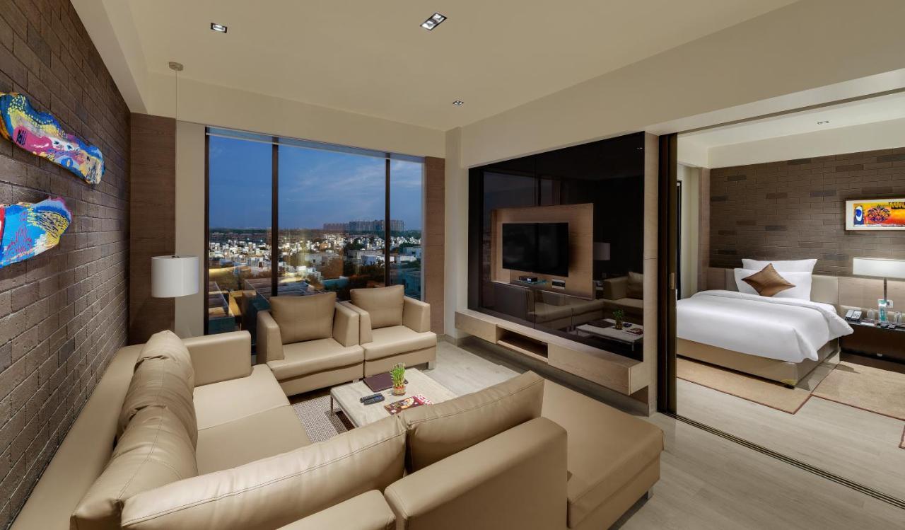 Executive Suite with One Twin Bed - Living Room and Balcony - City or Garden View - Non-Smoking - 15% Discount on Food & Beverages