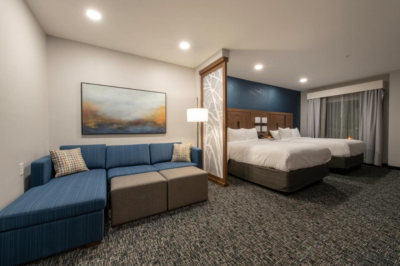 Executive Queen Suite with Two Queen Beds - Non-Smoking