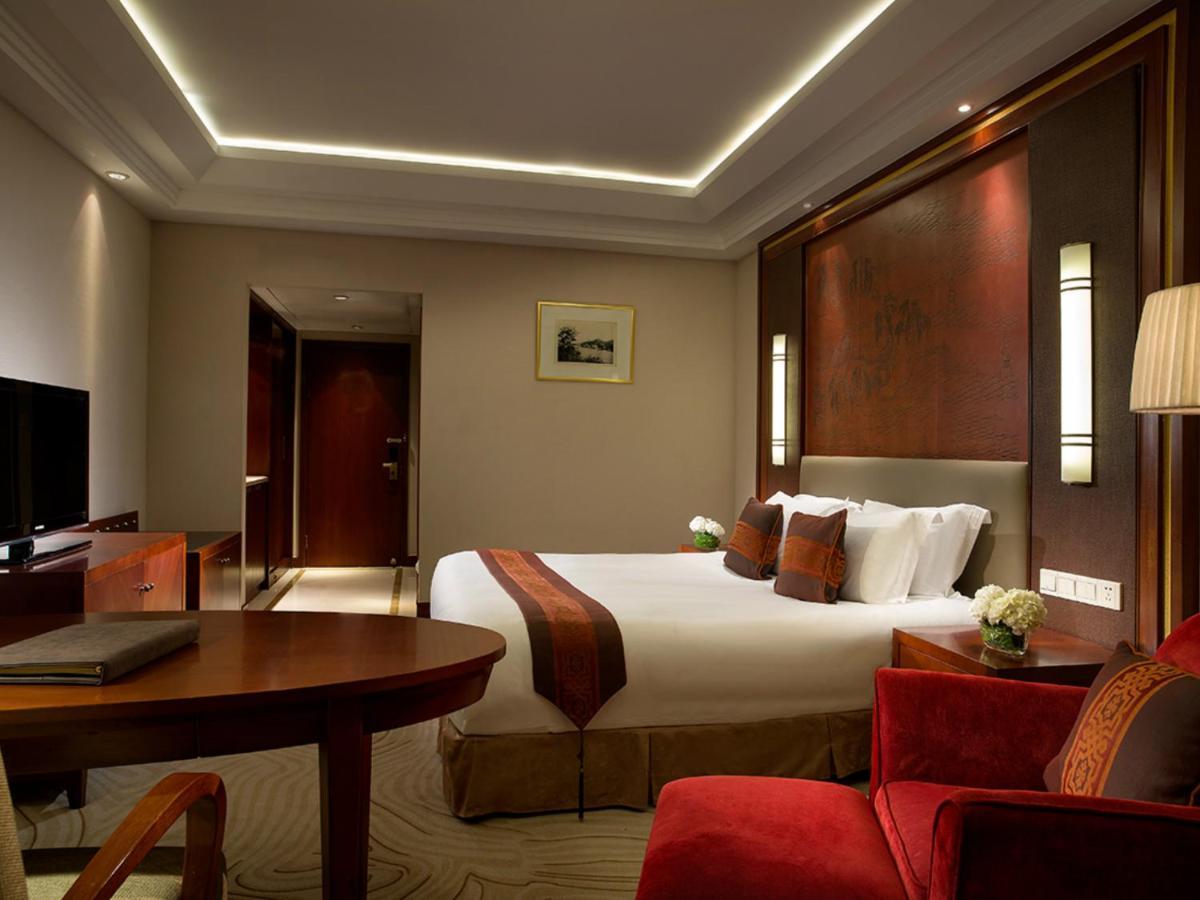 Superior Queen Room with City View