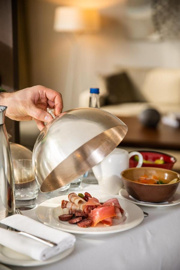 Executive Suite,1442531587:JPEG