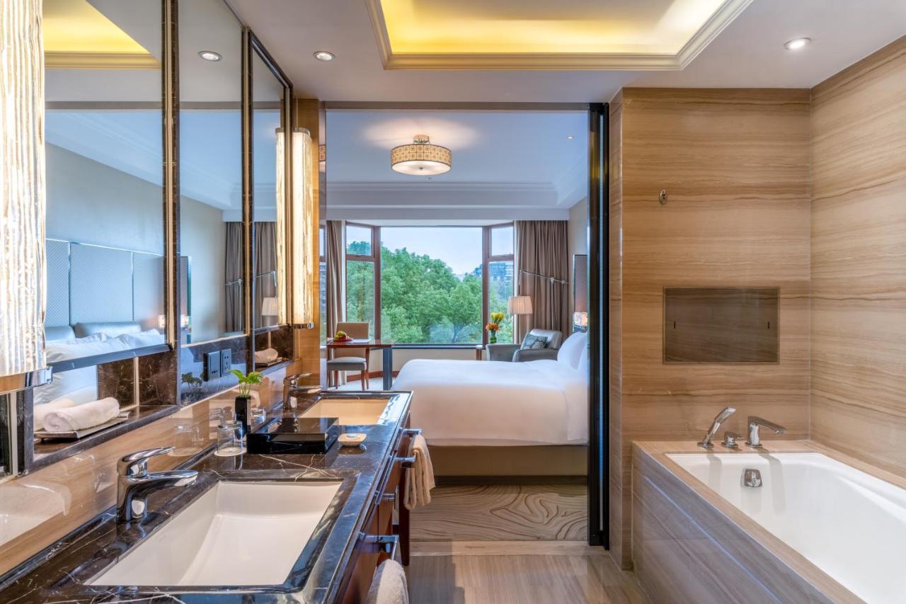 Club Luxury City View Queen Room