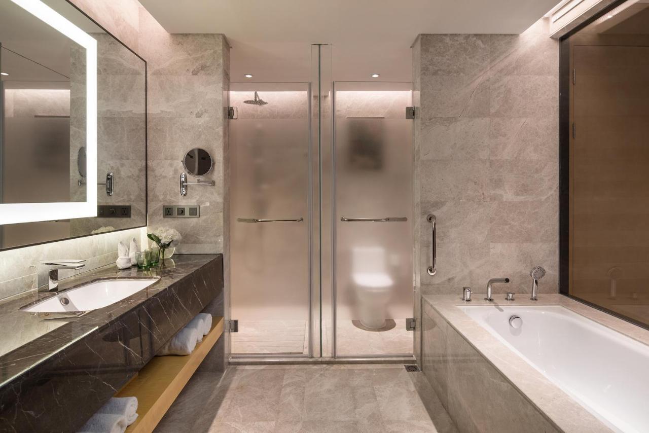 One-Bedroom King Suite with Lake View