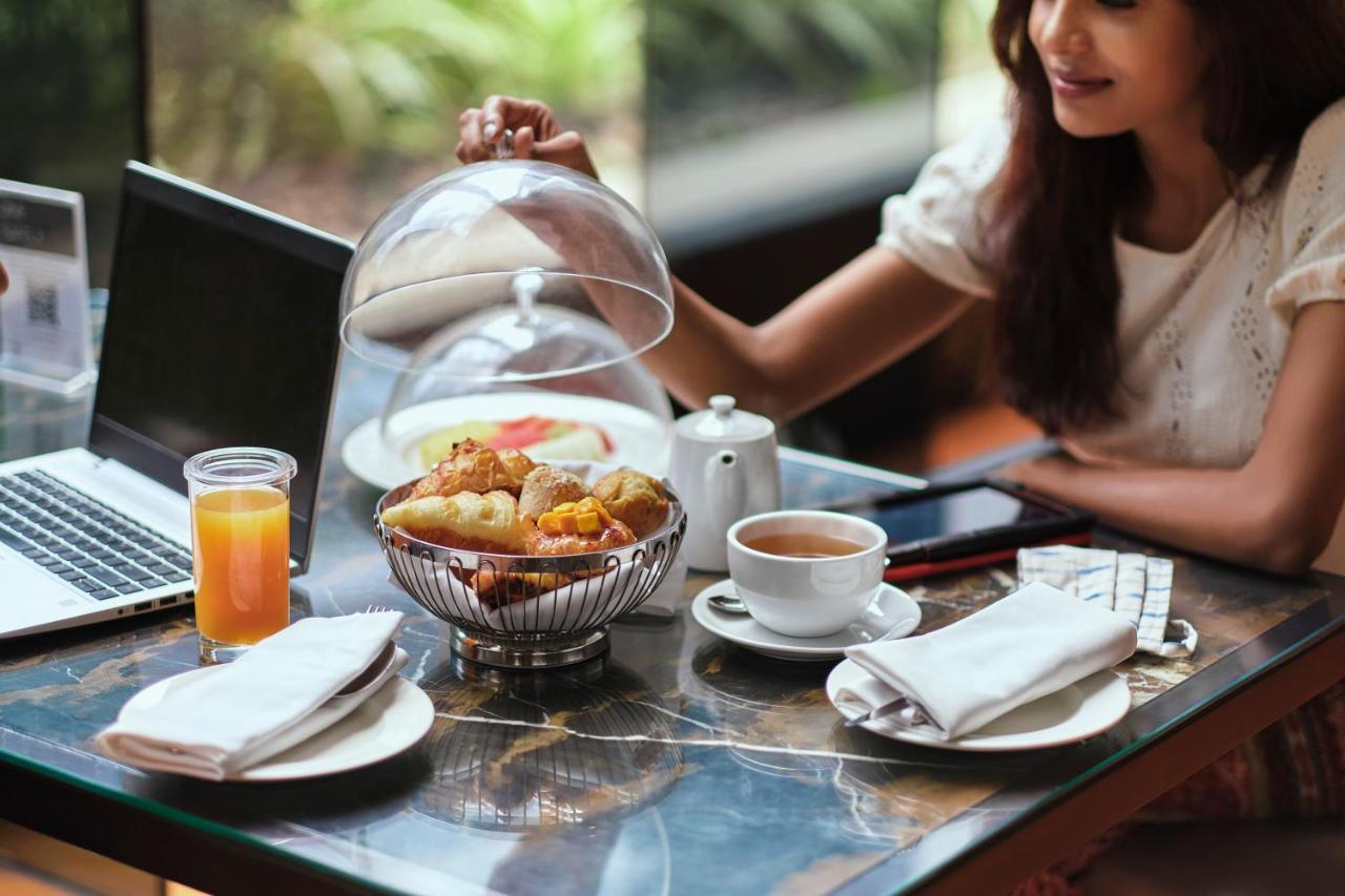 Higher Floor King / Twin Bed with Bath Tub, 1+1 on Alcoholic Drinks (Selective Menu) throughout the stay, 25% Discount on Food, Soft Beverages and Spa