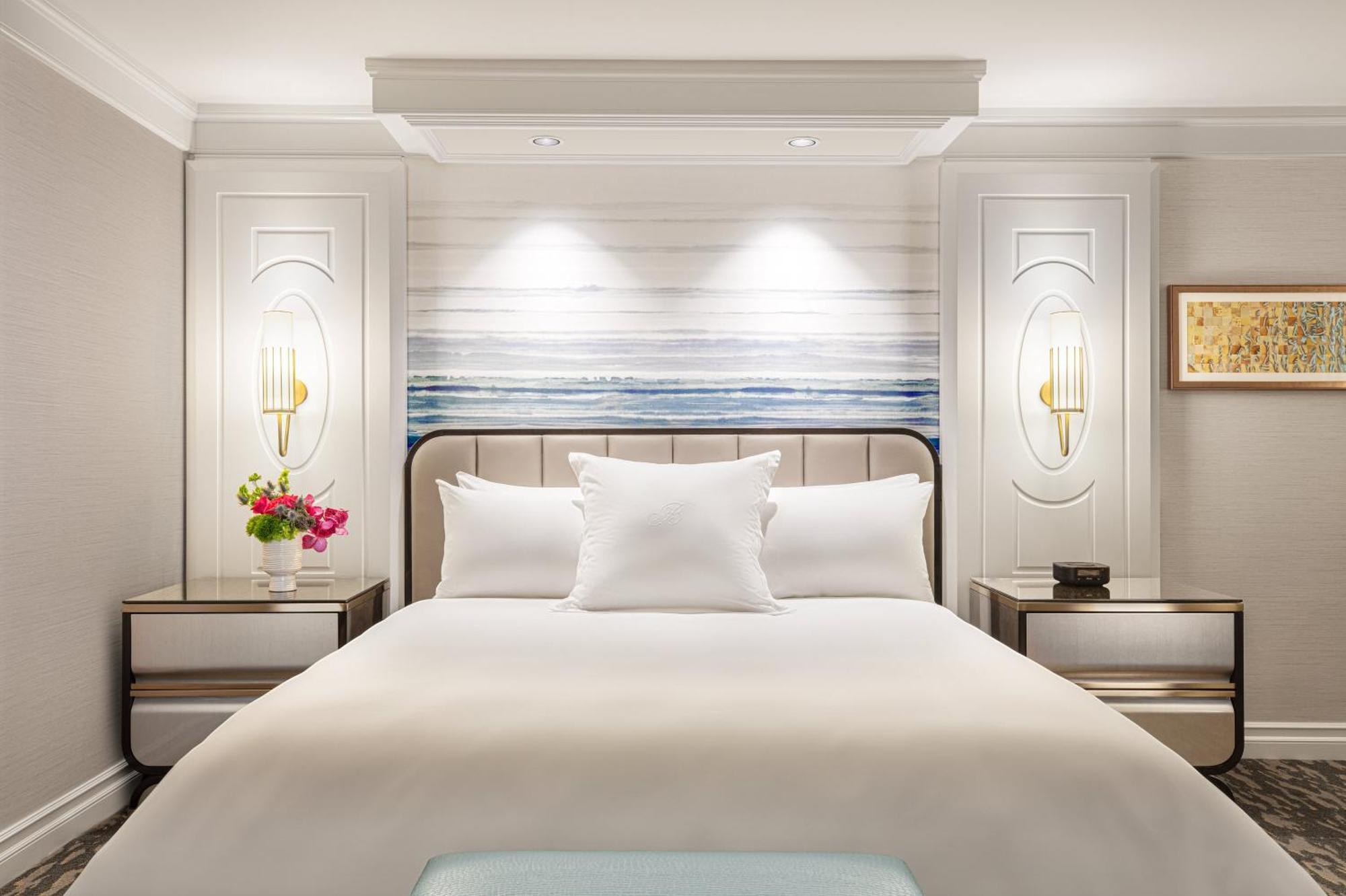 Kamer met kingsize bed en uitzicht op fontein