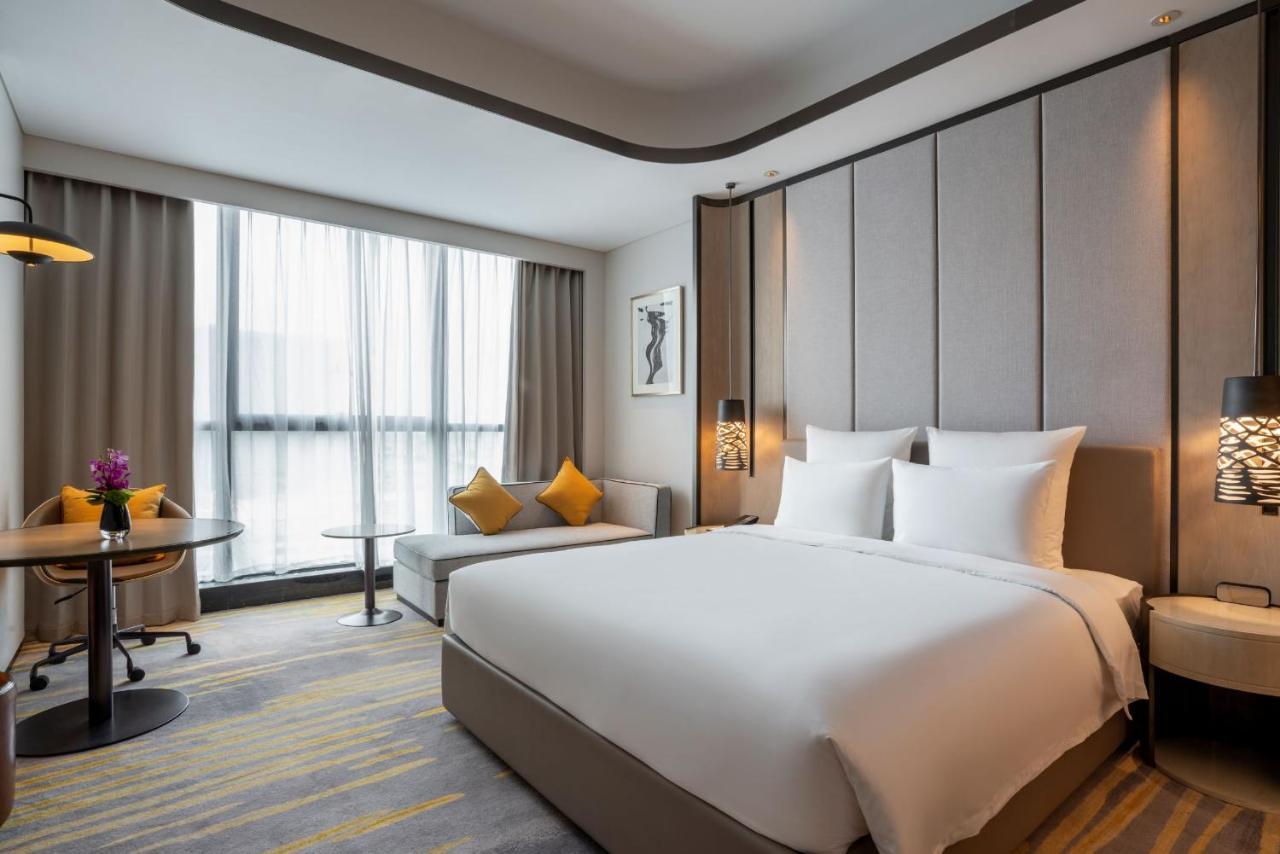 Superior King Room - City side