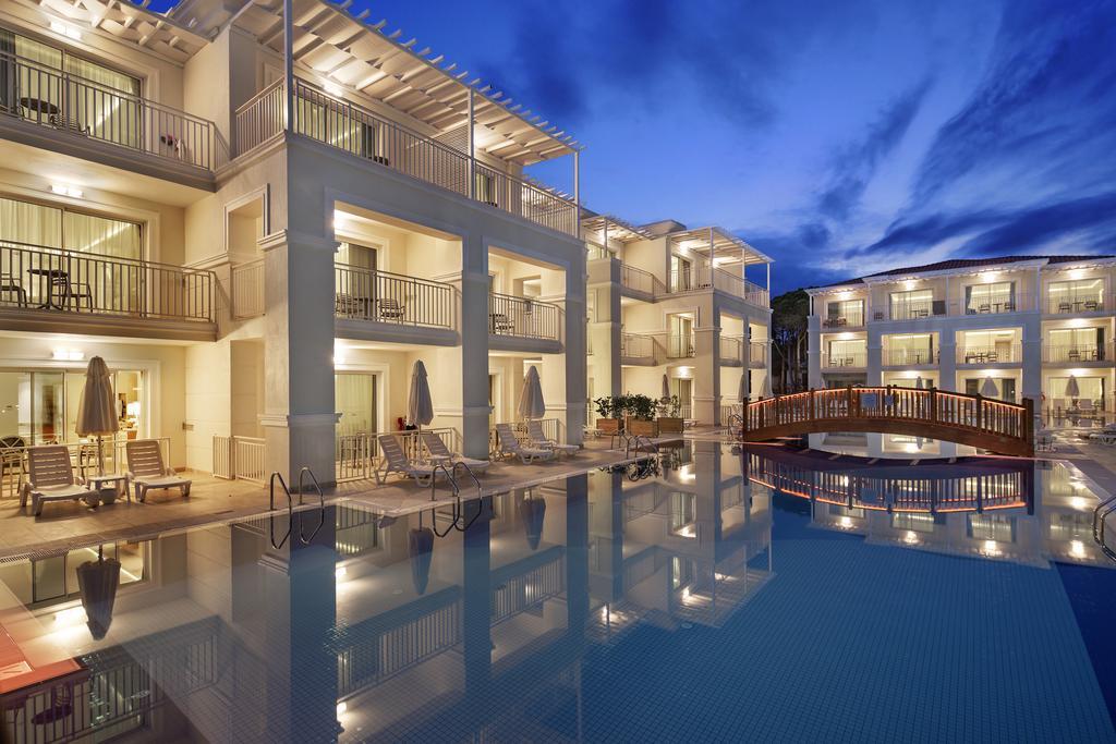 Lake House Room with Pool View,162636054:JPEG