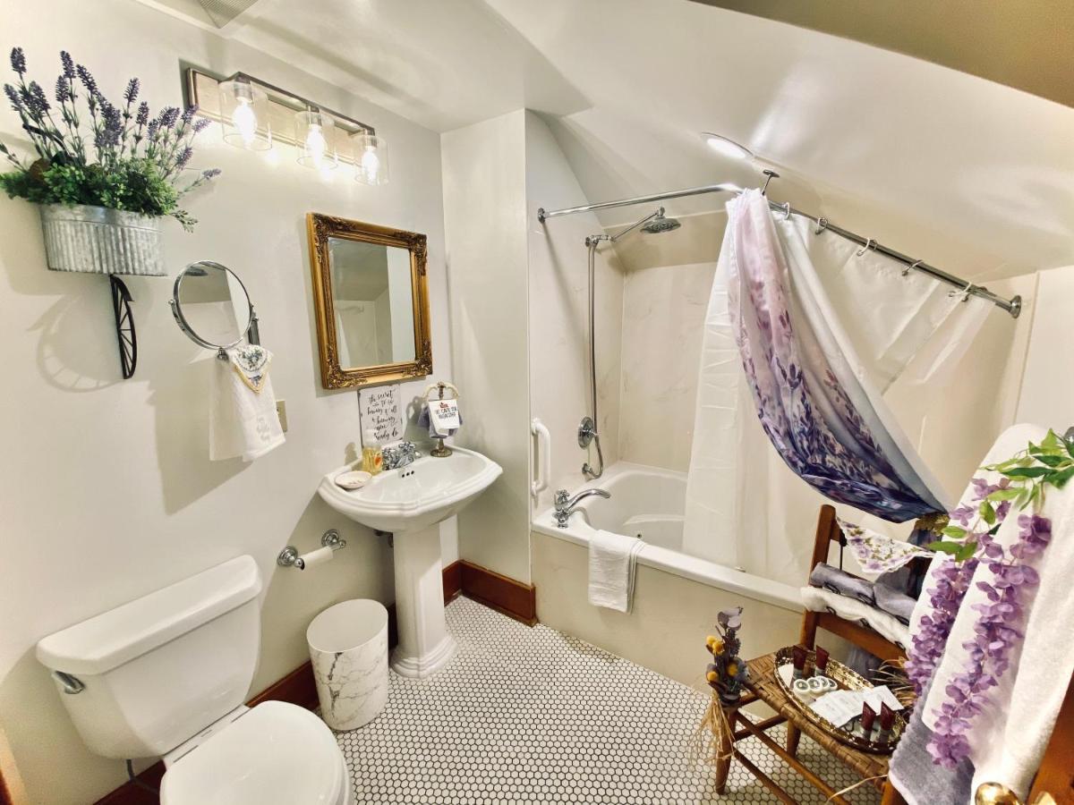 Queen Suite with Spa Bath