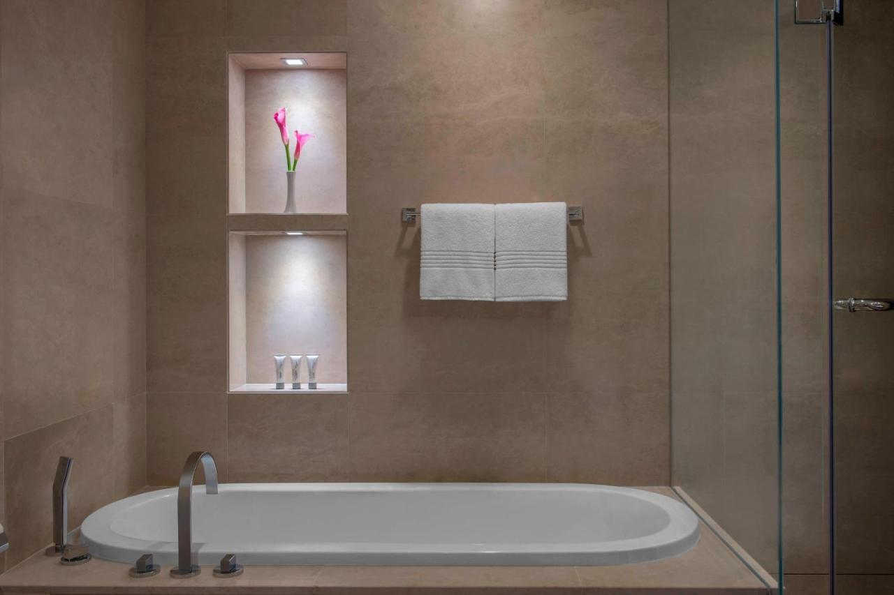 Corner City View, Guest room, 1 Queen,1368779873:JPEG