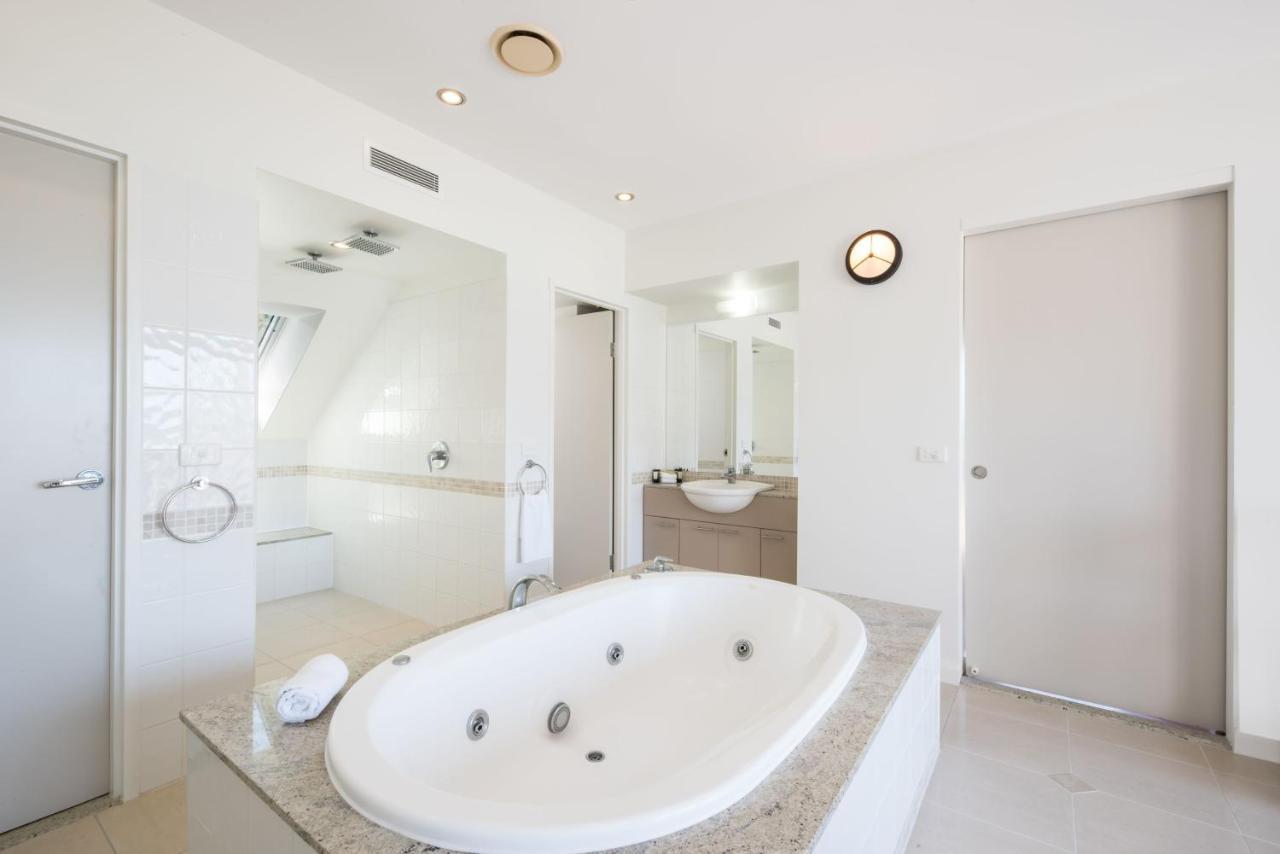 Three-Bedroom Top Floor Penthouse with Ocean View and Spa Bath