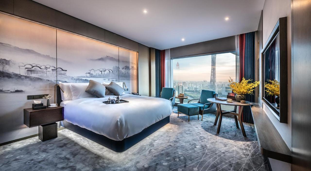 Deluxe 270°Canton Tower River View Suite