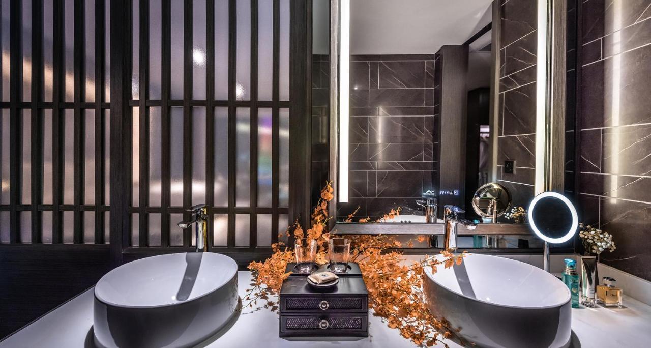 Elegant 270°Canton Tower River View Suite