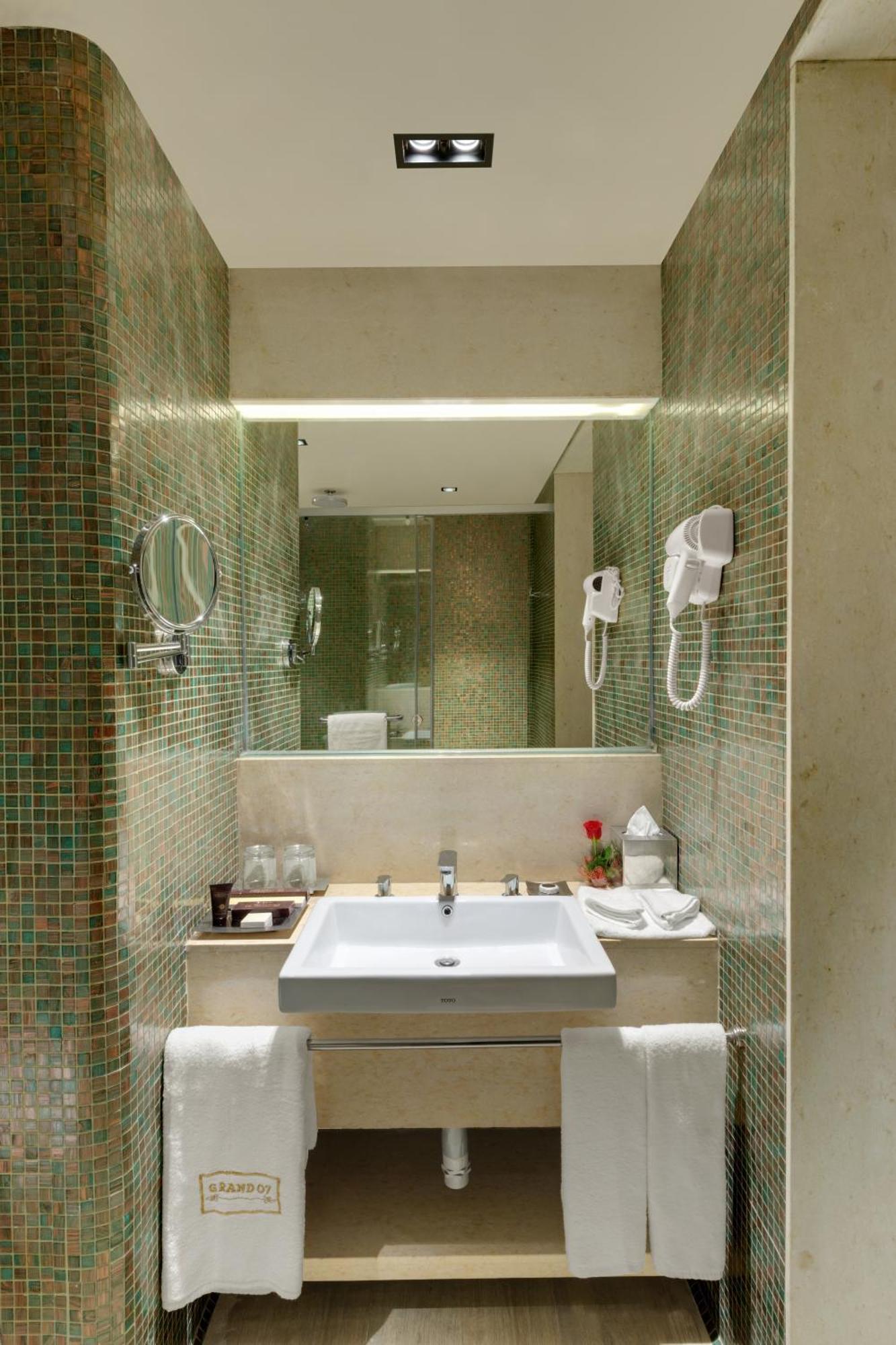 Deluxe Room with One Twin Bed - City or Garden View - Non-Smoking - 15% Discount on Food & Beverages