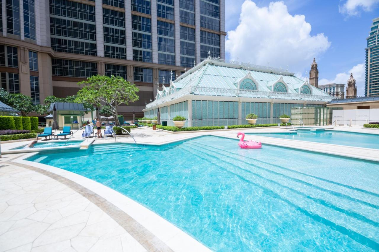 Windsor Suite King with all-day access to "The Residence" for 2 people