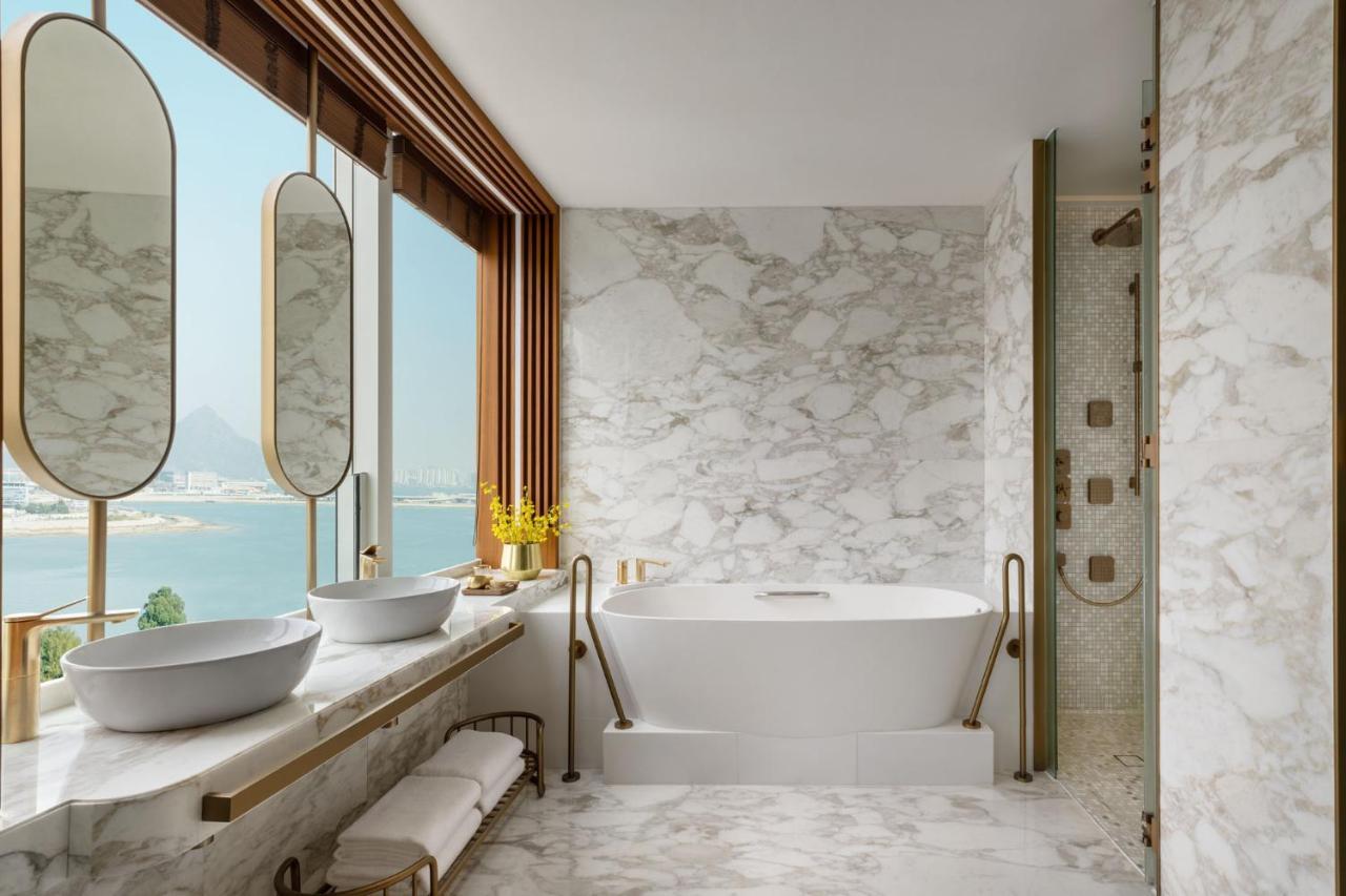 Sunset Suite -  1 King Size Bed, Lounge Access, Corner Suite with panoramic view