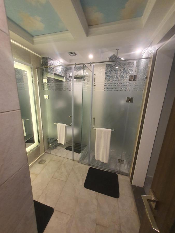 King Suite with Pool View