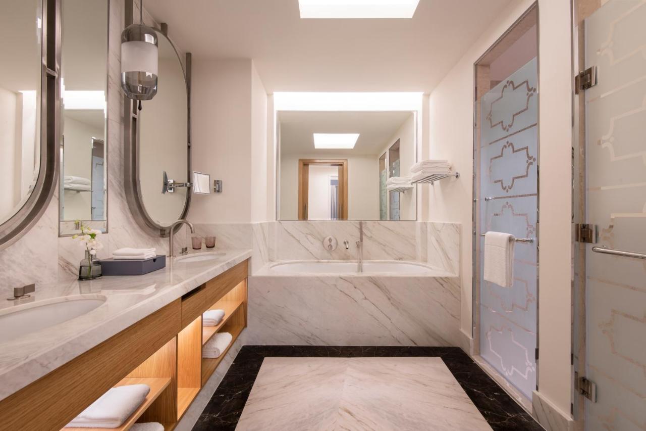 John Jacob Suite, 1 Bedroom Larger Suite, 1 King, Sea View, Corner room