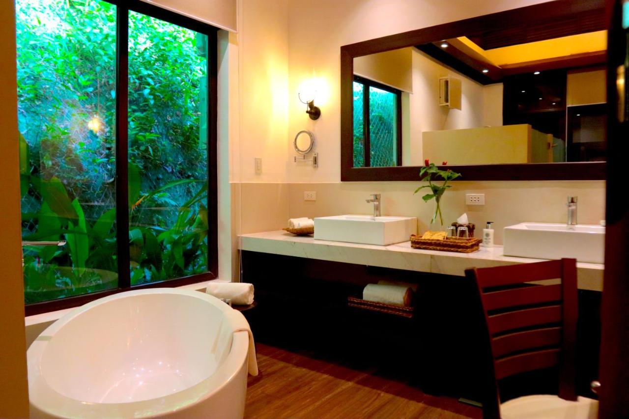 Luxury Villa with 2 Queen Beds with Free Roundtrip Lio Airport Transfers and Butler Service