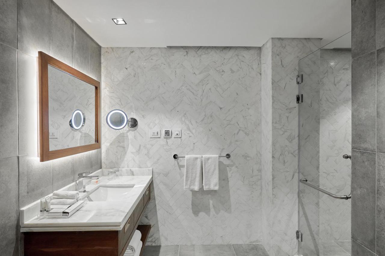 One-Bedroom King Suite with City View - Smoking