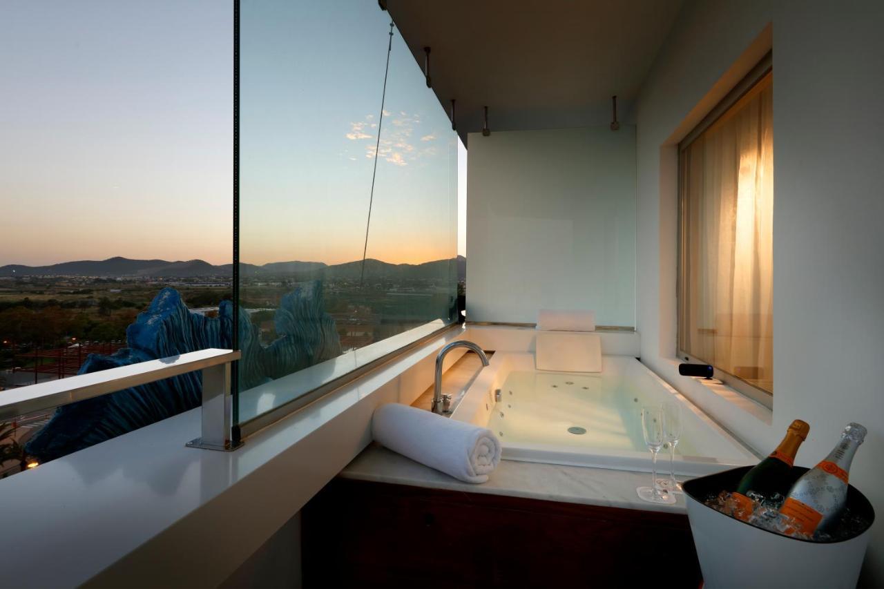 Double Room Fashion Victim - Entrance to Ushuaia Club Included