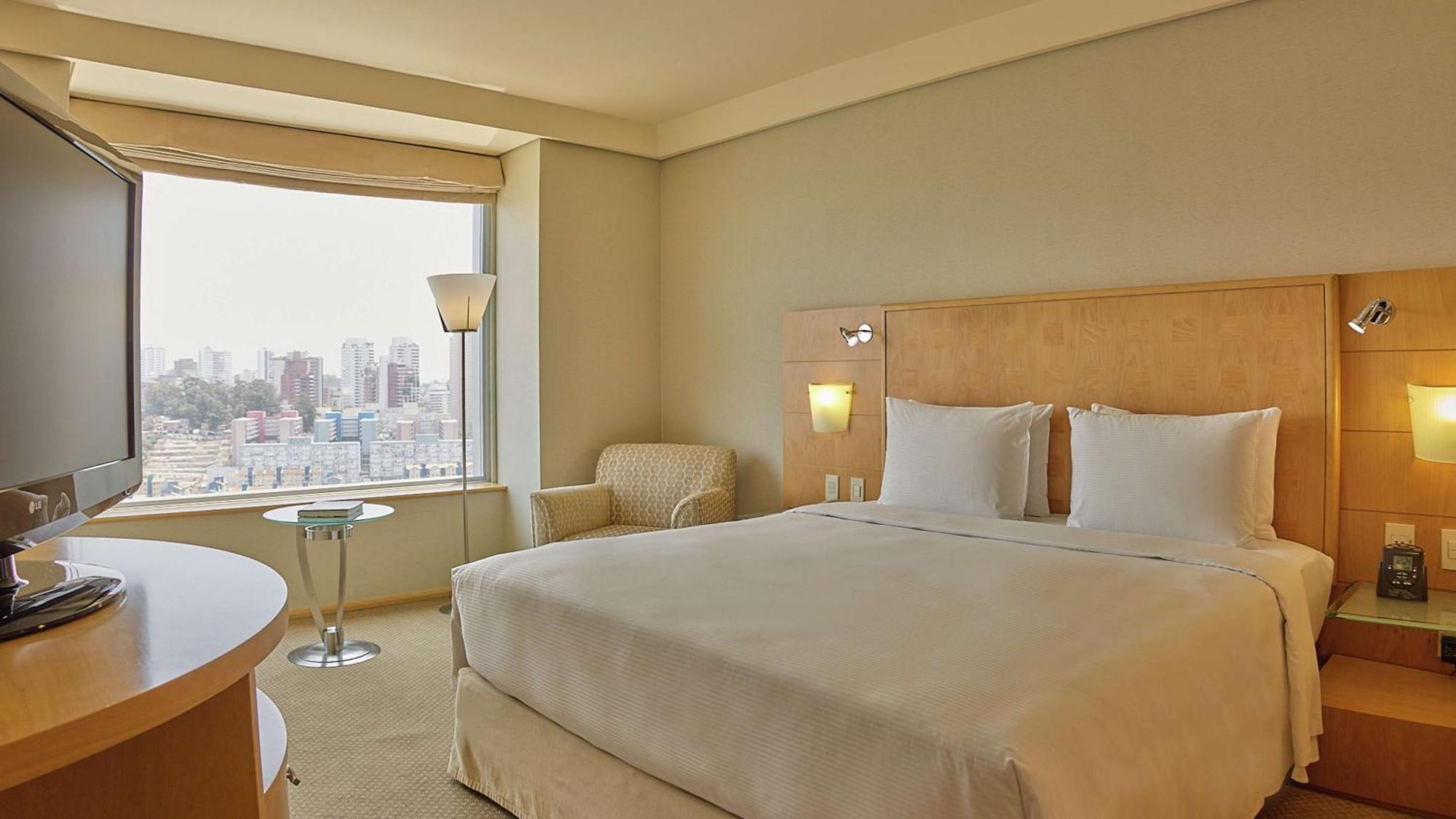 King Bed Executive Room with Breakfast and Happy Hour at the Executive Lounge
