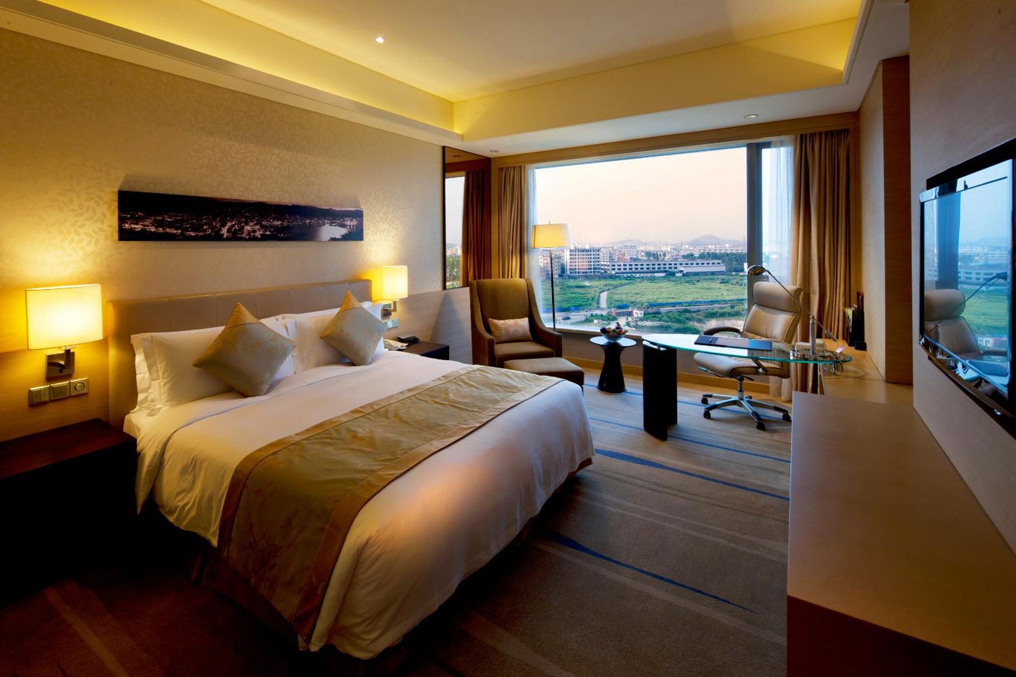 Standard King Room with Balcony - Smoking