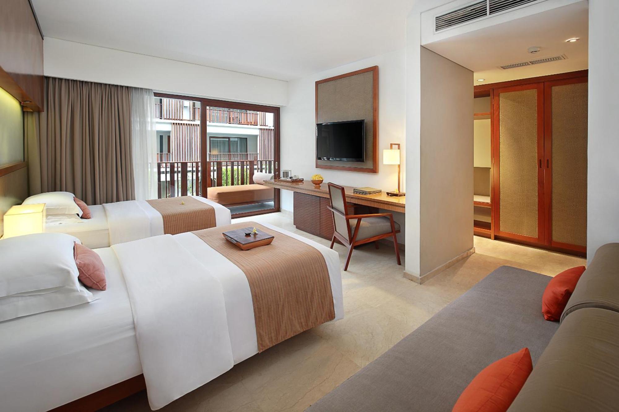 Premium Deluxe Twin Bed Pool View with Daily Beers
