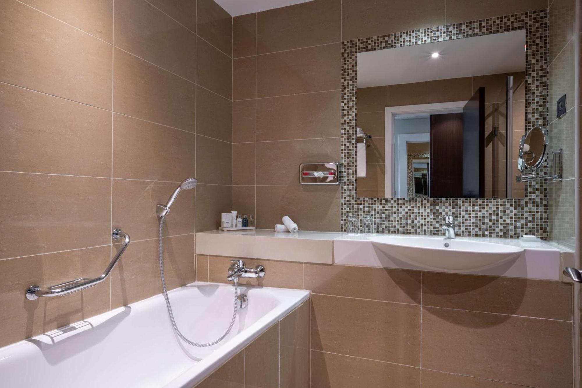 One-Bedroom Suite with Lounge Access