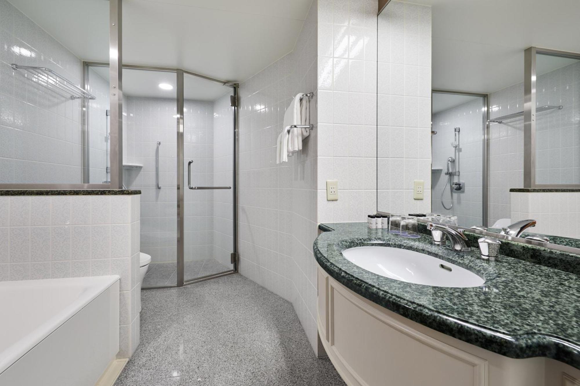 Standard deluxe king, Larger Guest room, 1 King, City view