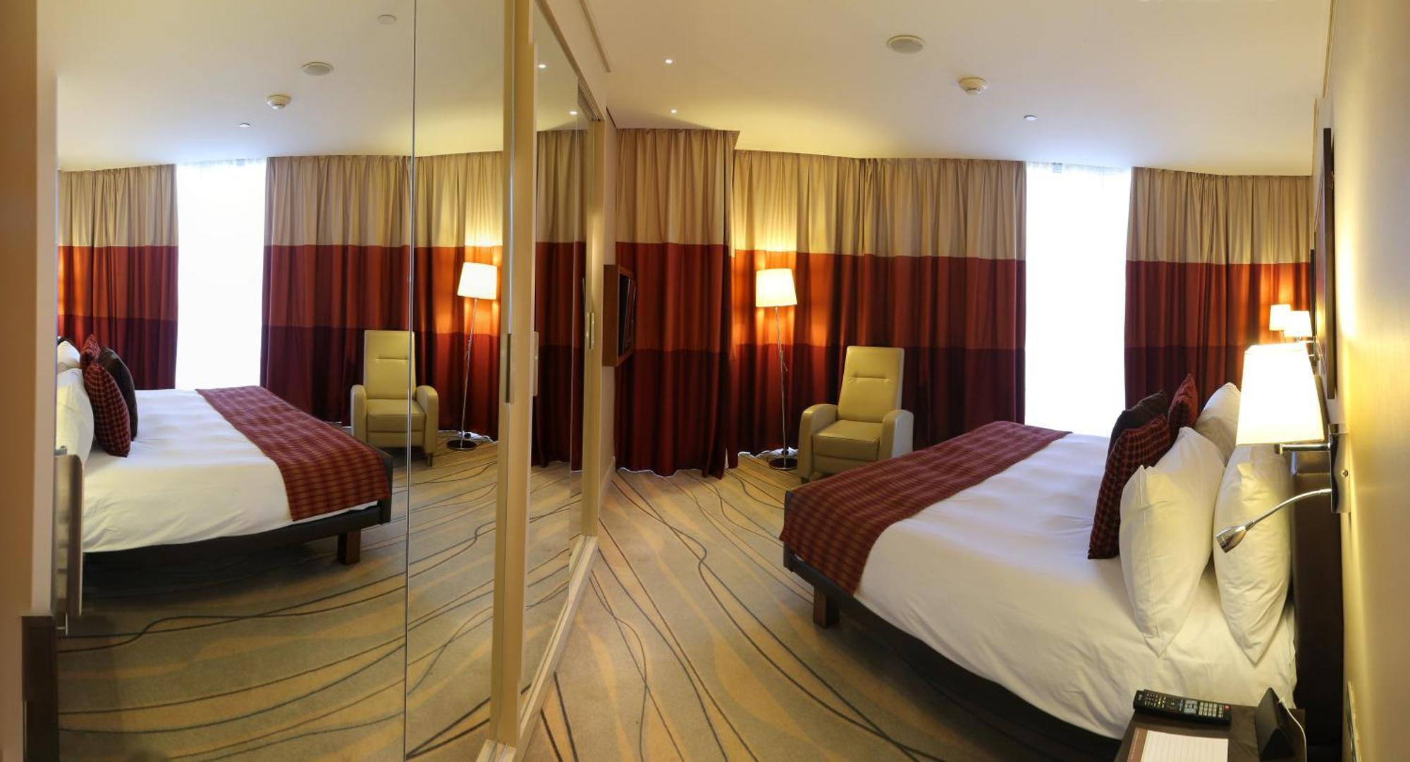 Two-Bedroom Suite with Two King Beds and Sea View - Smoking