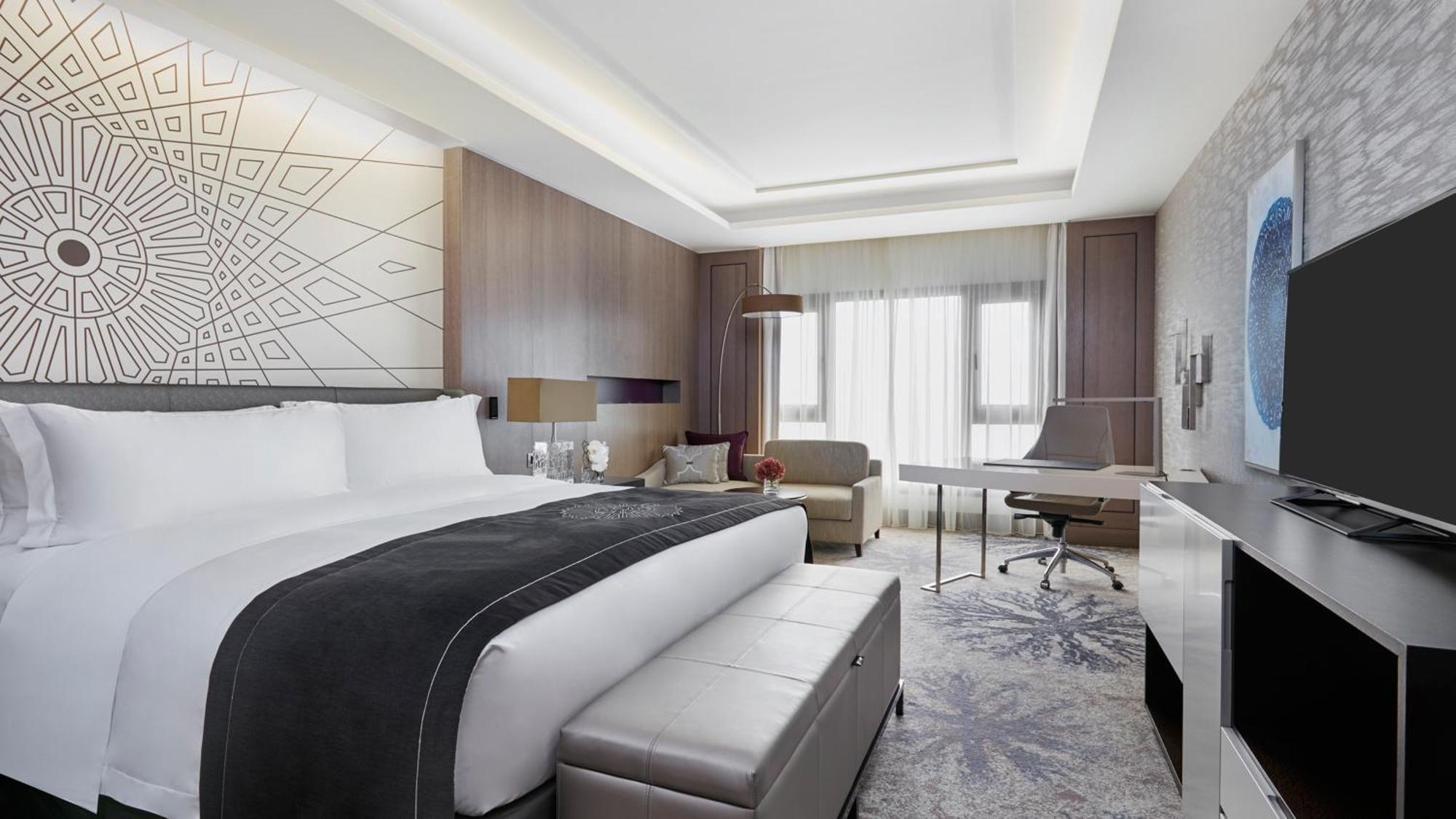 1 King Bed Club City View