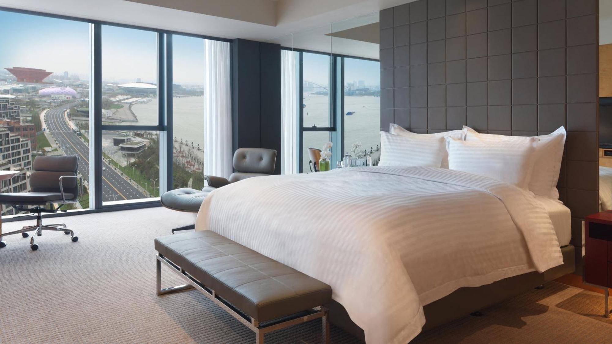 Classic King Room with River View - High Floor