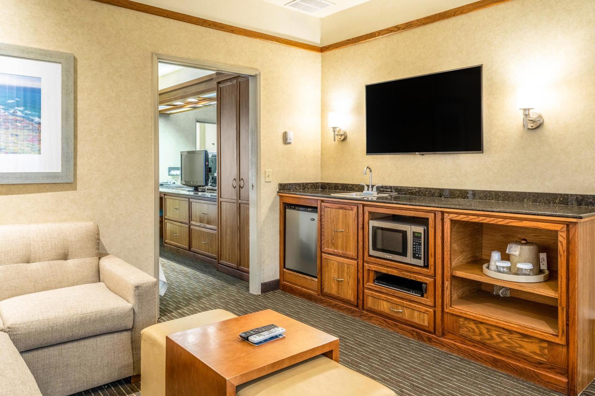 King Suite with Living Room - Non Smoking