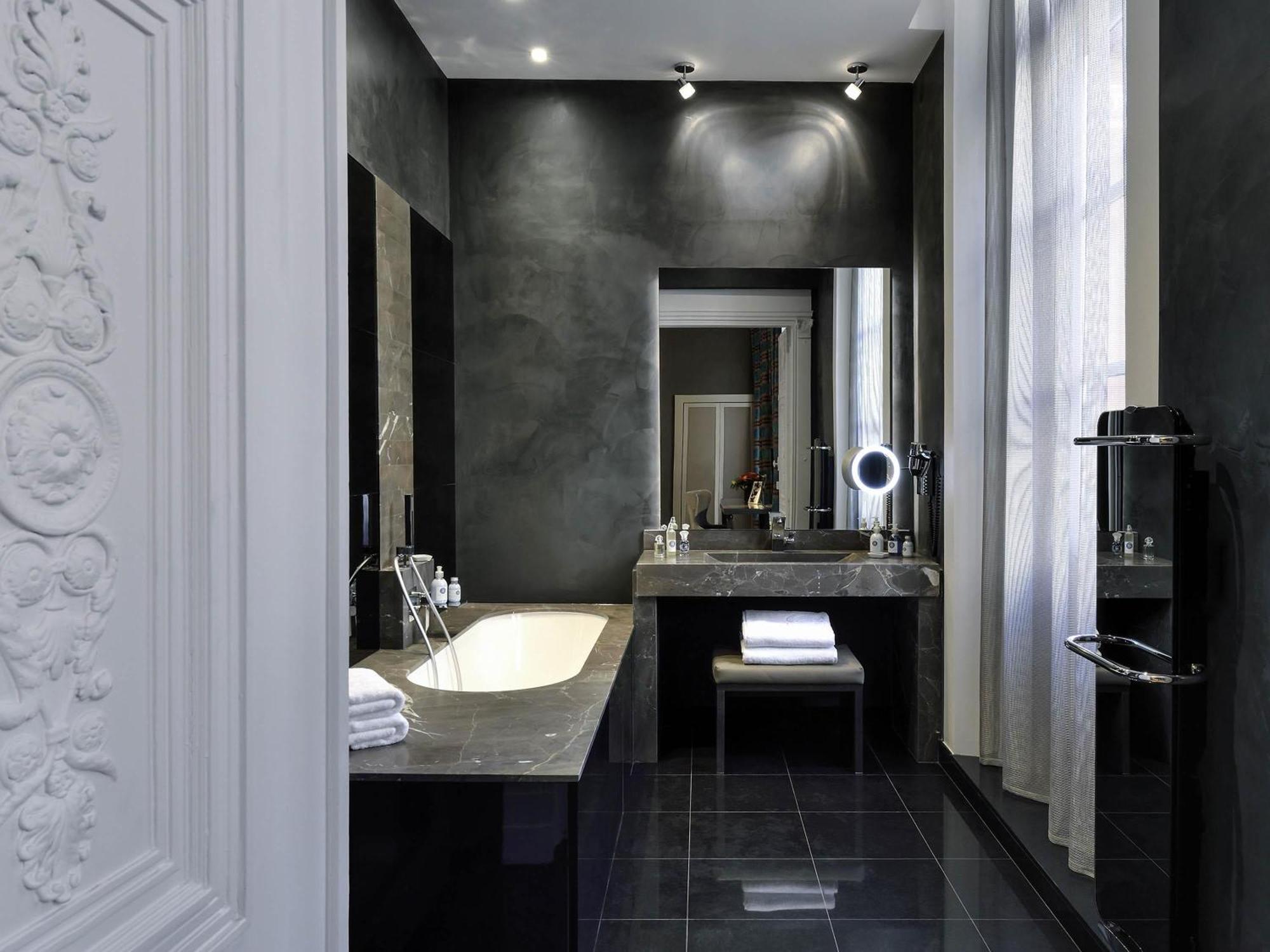 Superior Double Room Bathtub