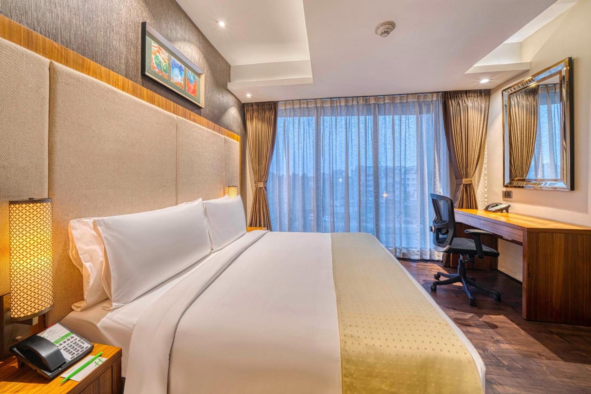 King Suite - Enjoy 20% savings on Food & Beverages (soft), Happy Hours: Buy 1 Get 1 on IMFL (4:00 PM – 8:00 PM), Complimentary snacks with select liquor packages, Beer buckets starting from just ₹599, Special pricing on liquor bottles