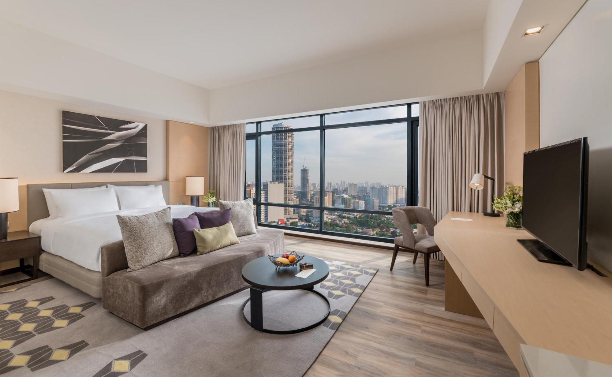1 King Bed, Large Room with Lounge Access