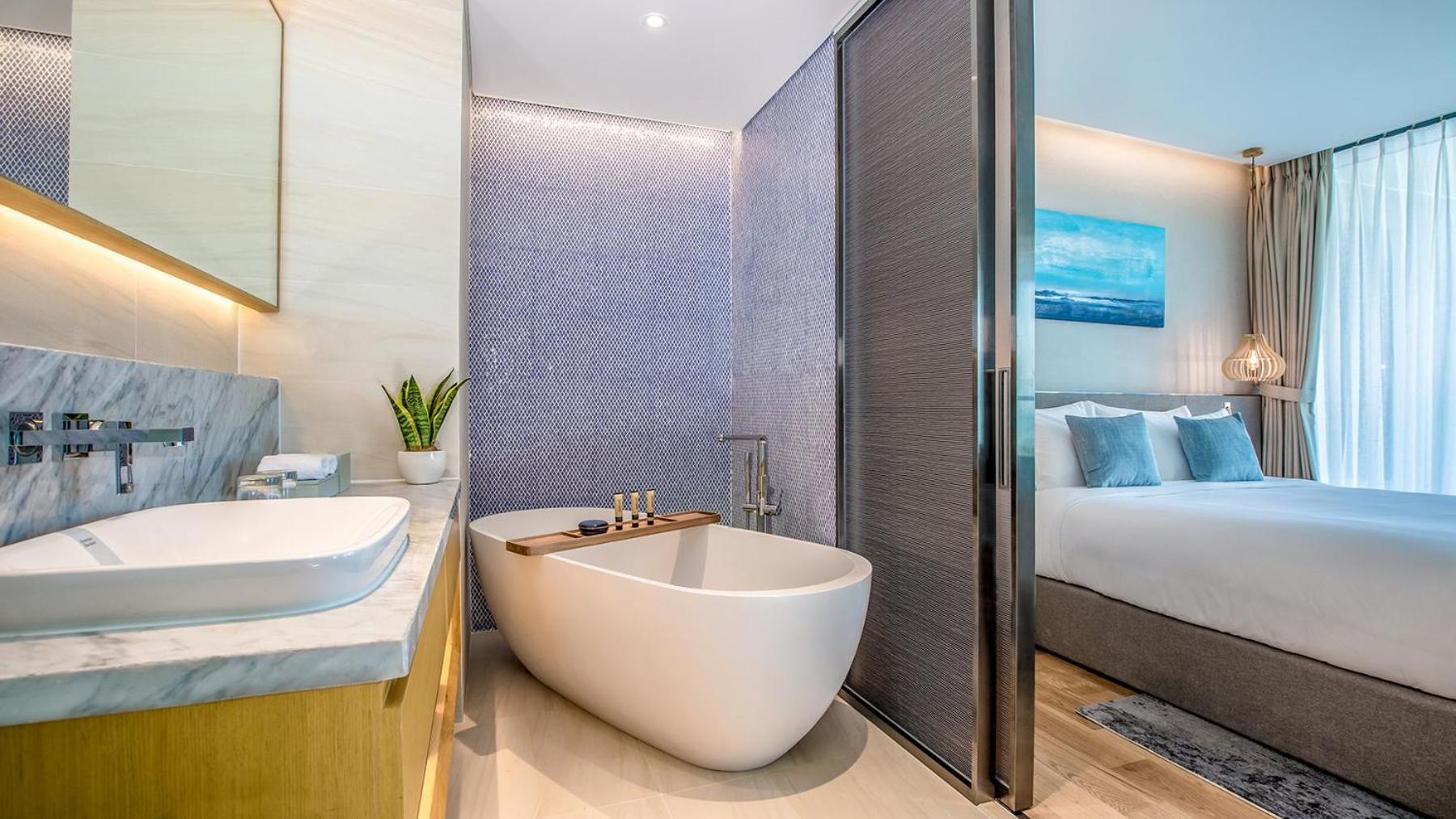 Junior Suite Panorama City View with Balcony and Bathtub