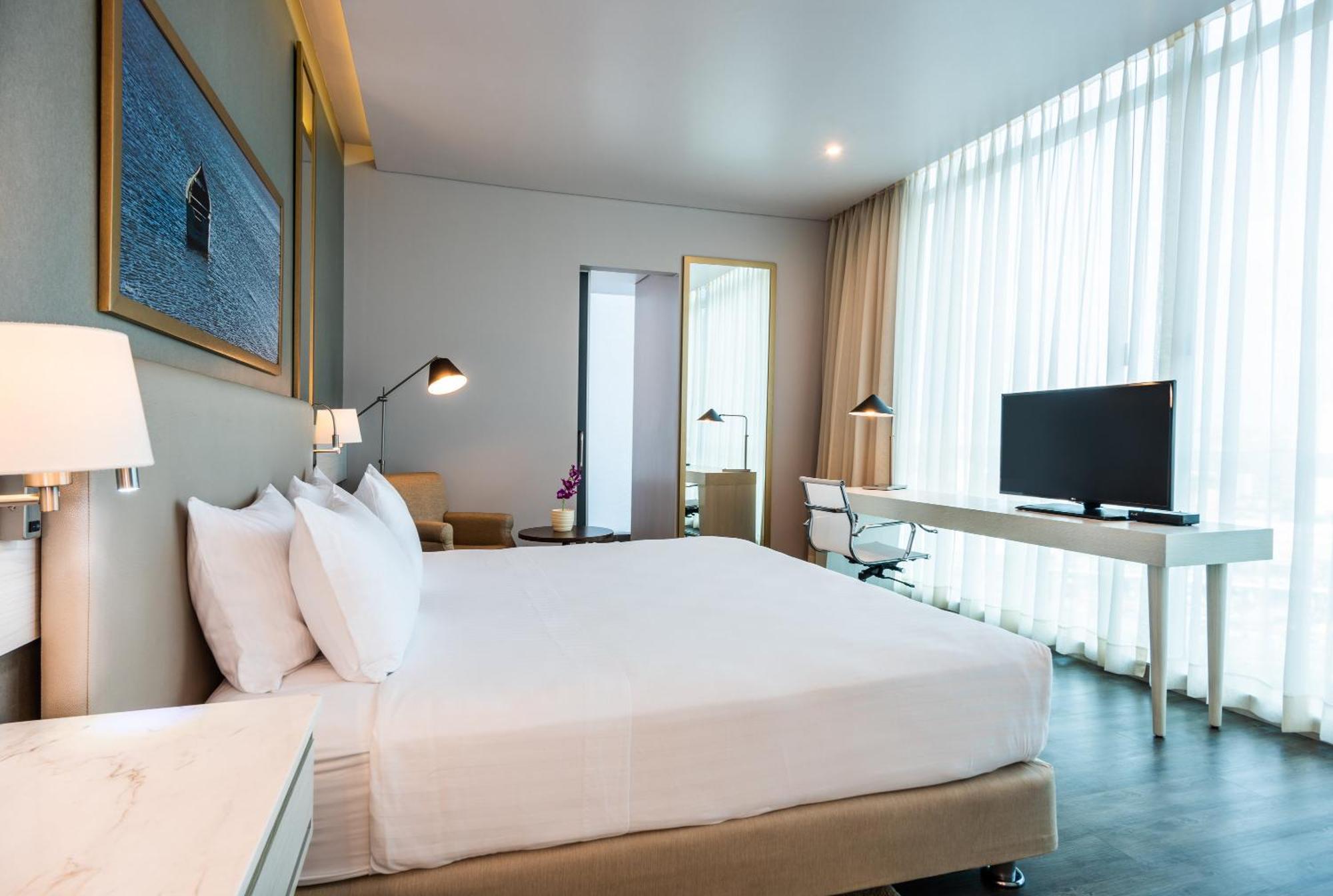 Premium Corner King Room with City View