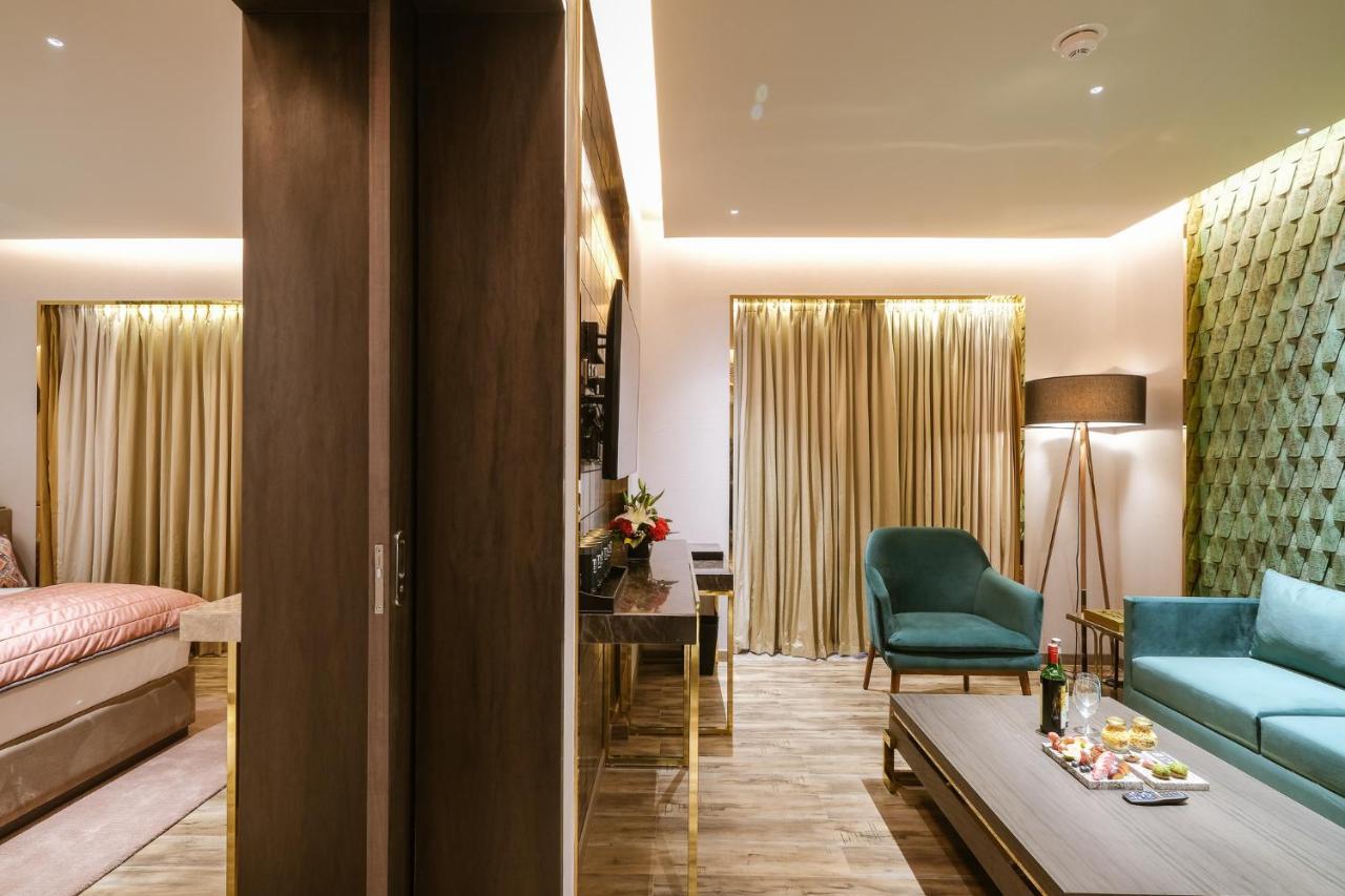 Emerald Suite INR 1000 off on a 60min Spa Buy 1 1 complimentary IMFL drink between 5pm 7pm at Aqua on F&B Laundry,1304243332:JPEG