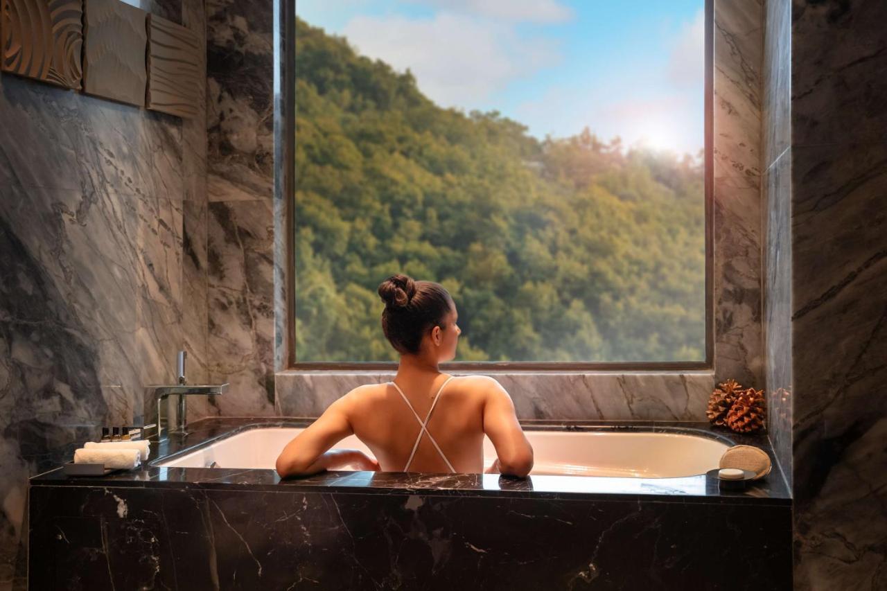 Executive Suite With Bathtub