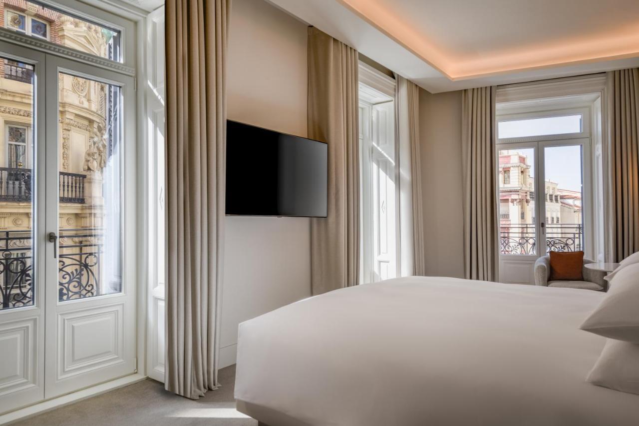 Premium Deluxe Corner King Room with City View,1326954128:JPEG