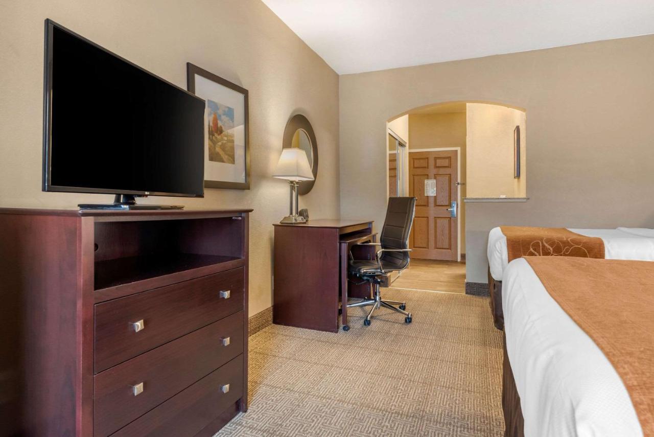 Queen Suite with Two Queen Beds - Non-Smoking