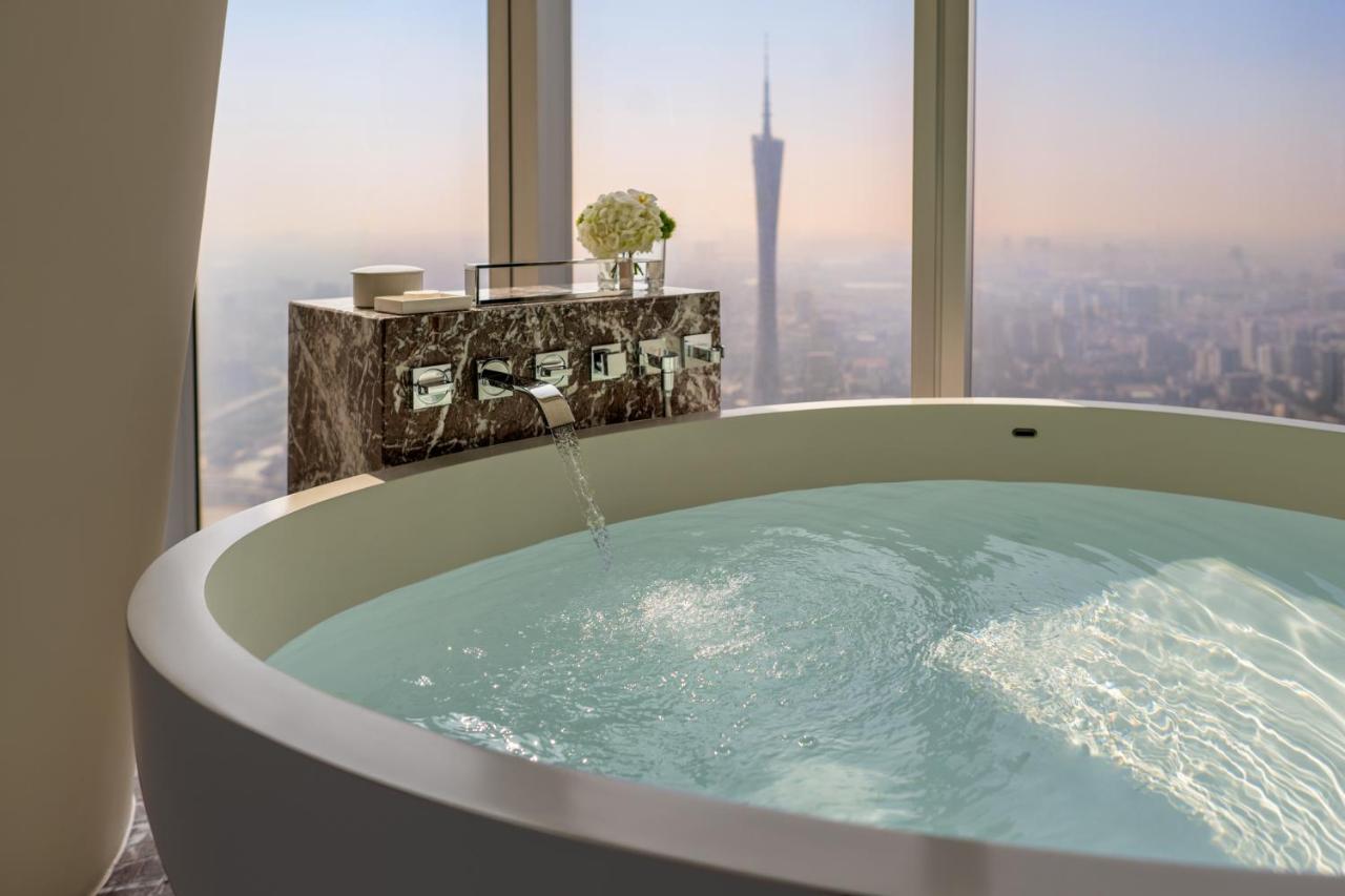 Canton Tower View Room With Windowside Bathtub King