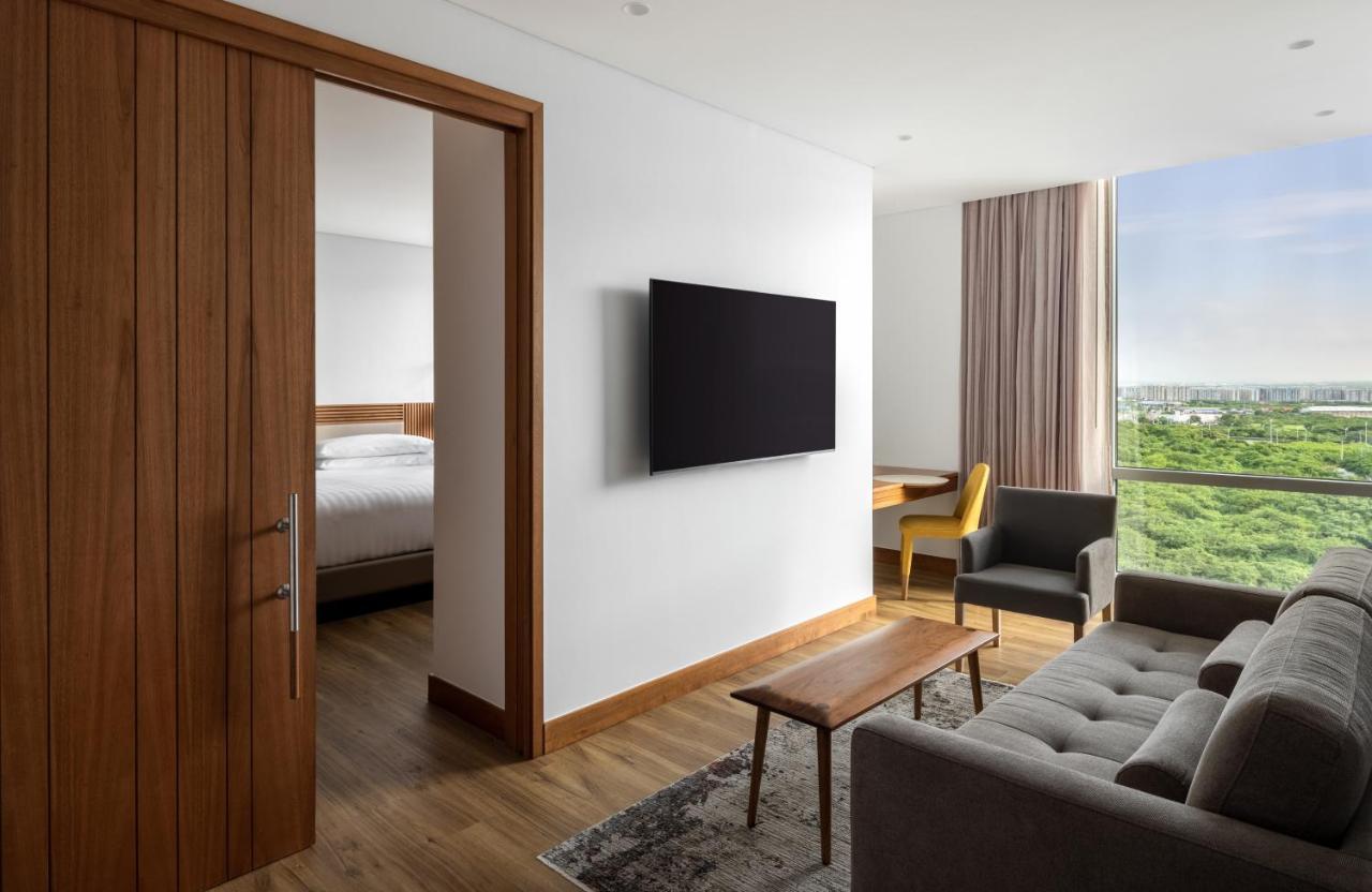 One-Bedroom Club King Suite - Club Lounge Access