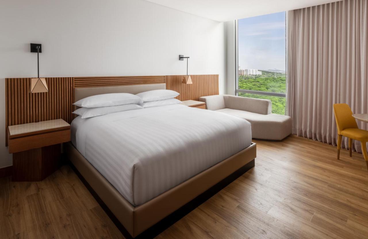 One-Bedroom Suite - Club Lounge Access