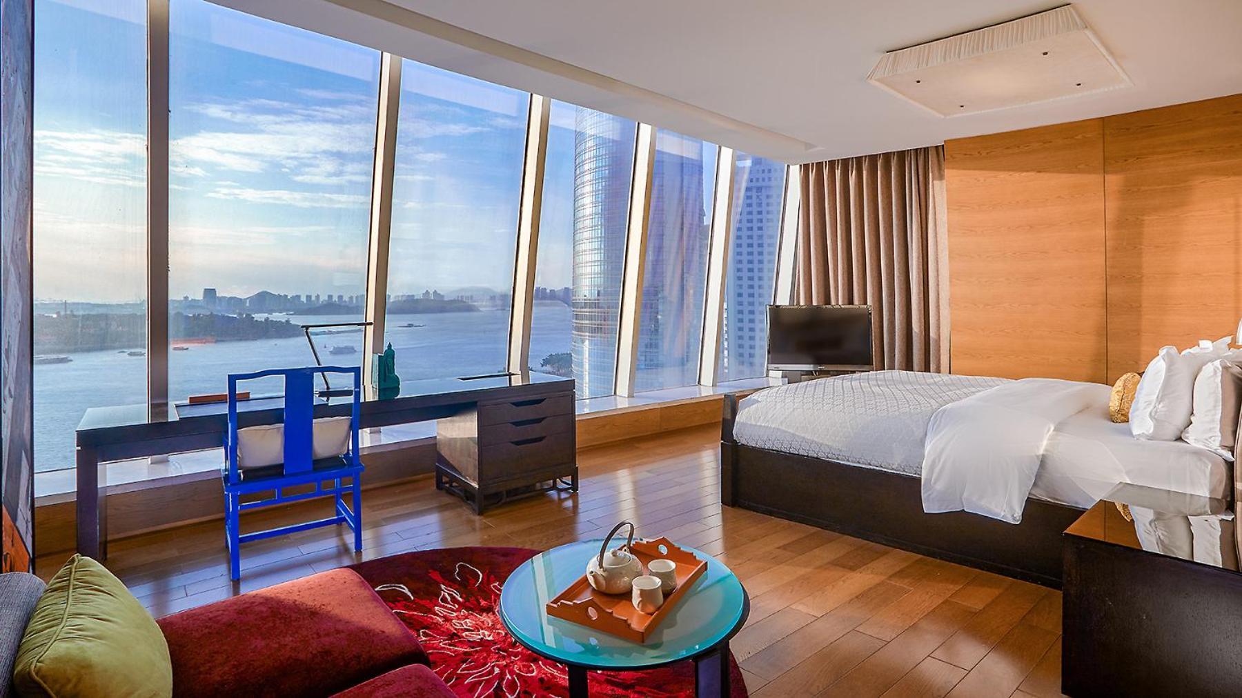 One-Bedroom Suite with Sea View and Balcony