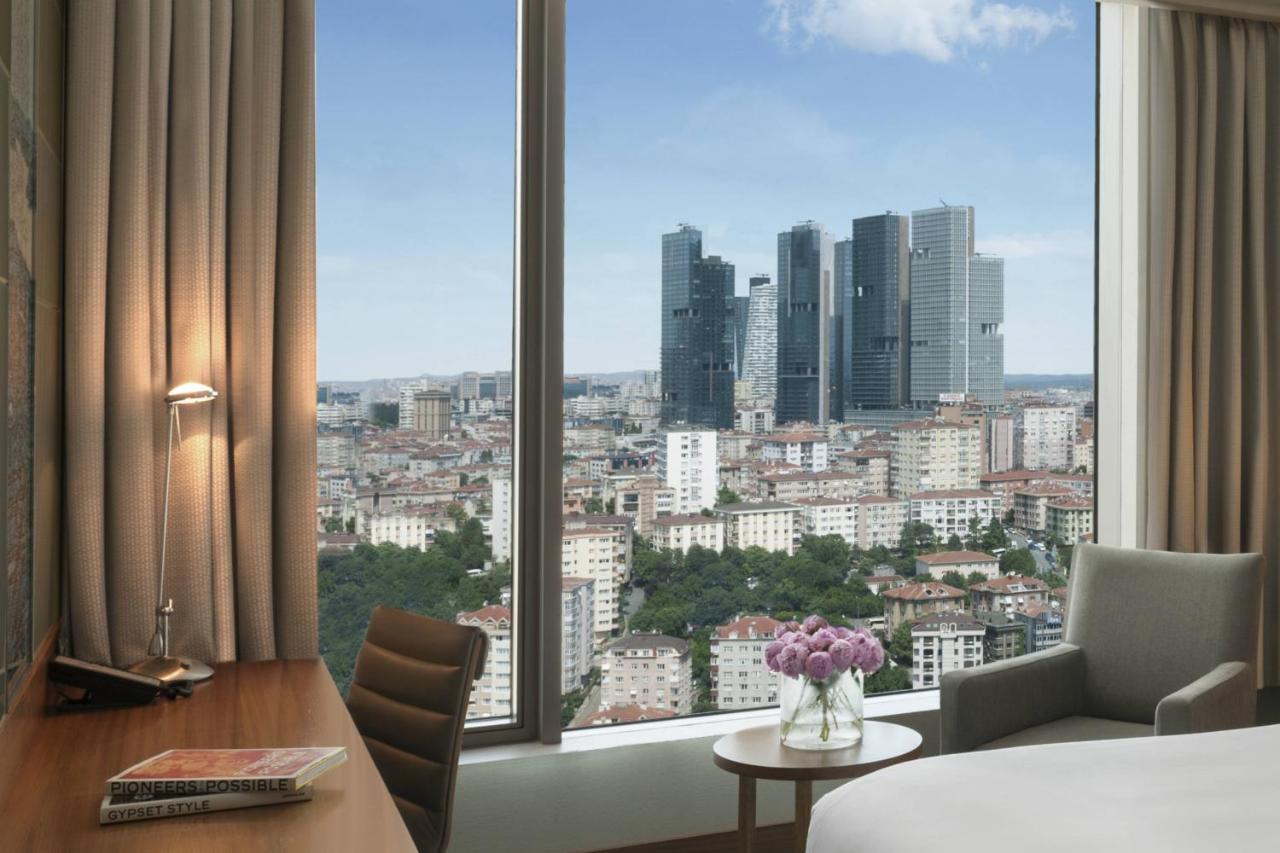 Executive Twin Room with City View and Club Lounge Access