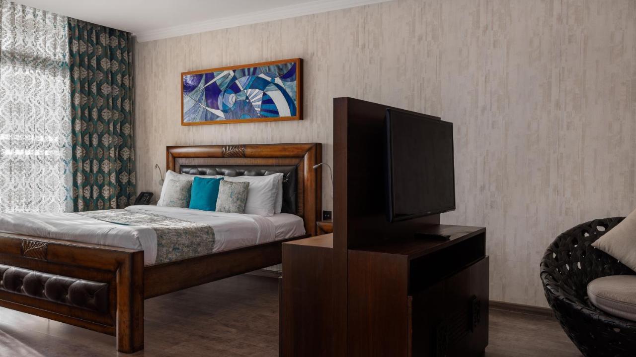 Executive Suite,1361964149:JPEG