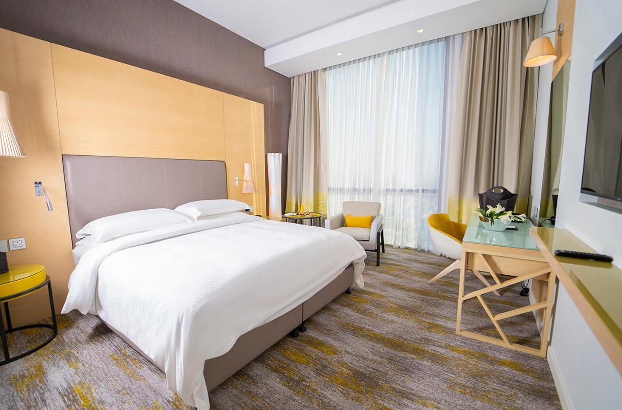 One Bedroom Club Rotana Suite Sea View and lounge access