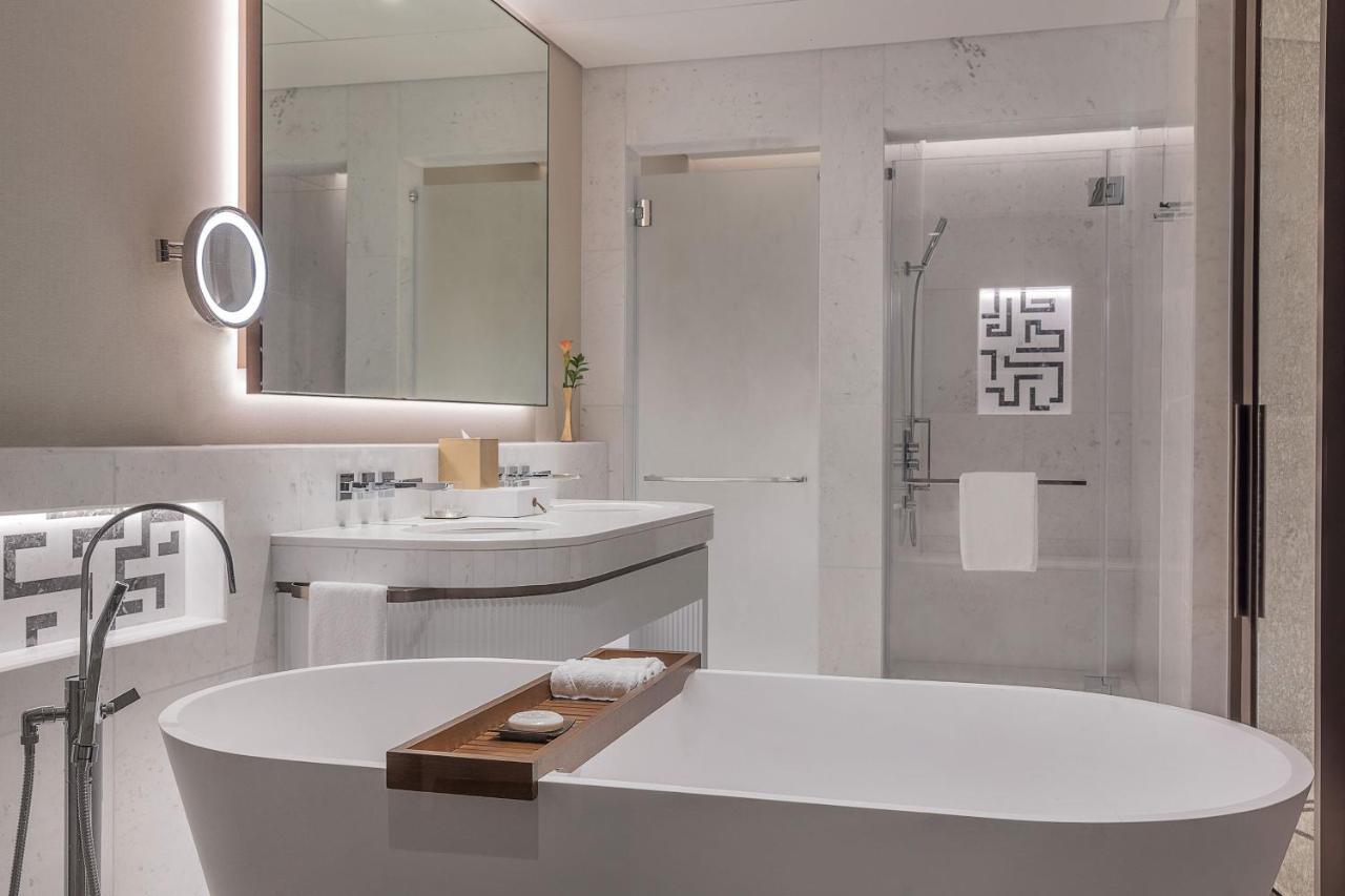 Grand Deluxe Kamer met twee aparte bedden, gedeeltelijk uitzicht op zee, toegang tot het strand van KYMA en kenmerkende St. Regis-butlerservice