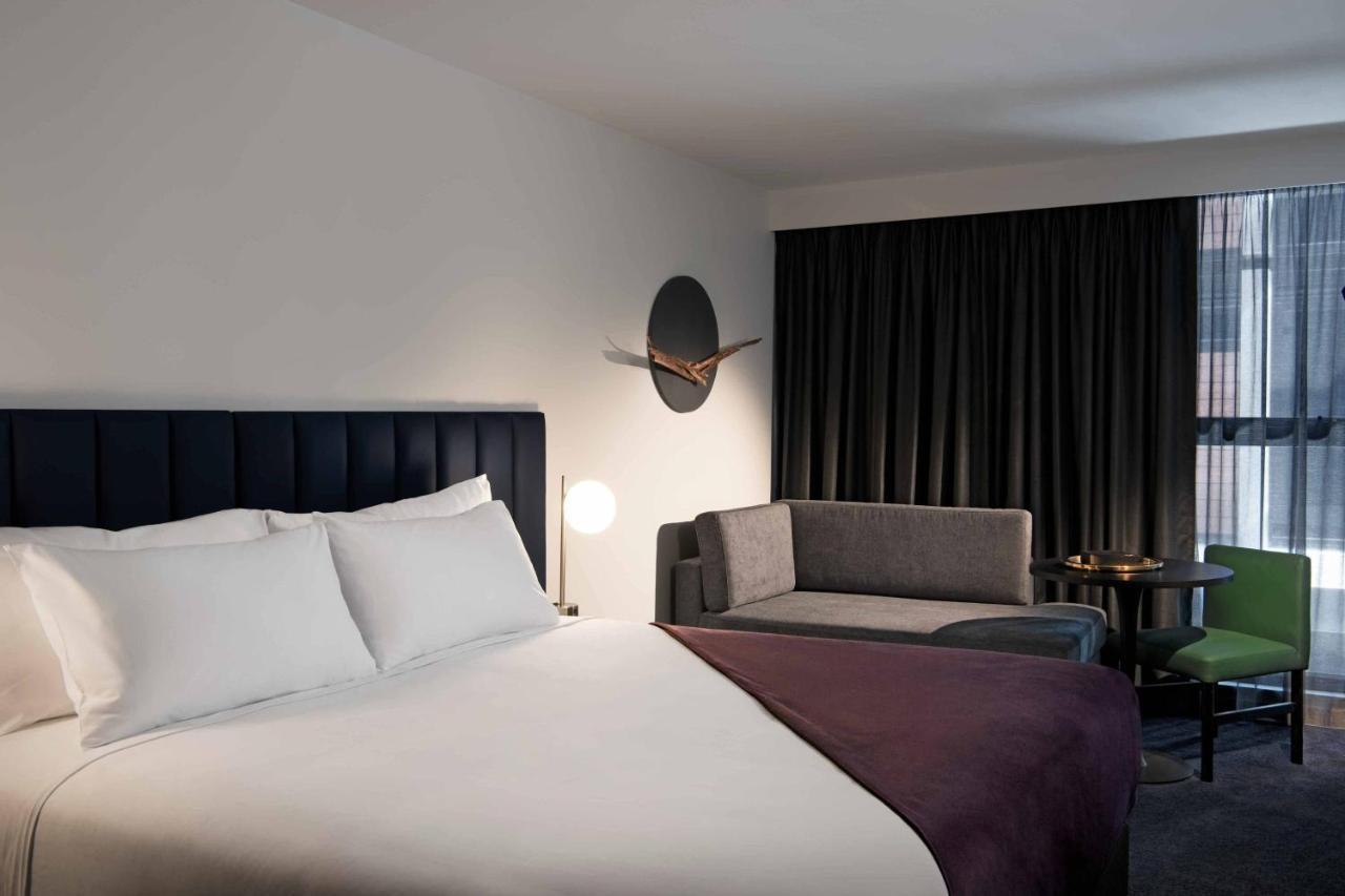 Midnight Lounge, Larger Guest room, 1 King